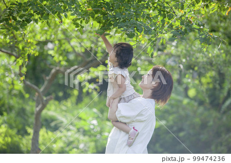 臨月のママと娘 99474236