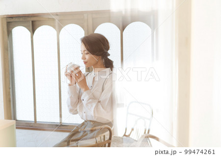 一人でお茶を飲む女性の写真 一人でお茶を飲む女性の写真 99474261