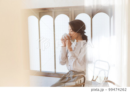 一人でお茶を飲む女性の写真 一人でお茶を飲む女性の写真 99474262