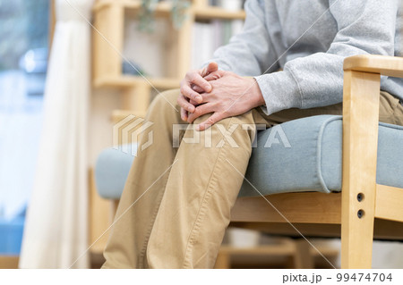 膝が痛いミドル男性 99474704