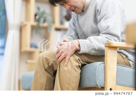 膝が痛いミドル男性 膝が痛いミドル男性 99474707