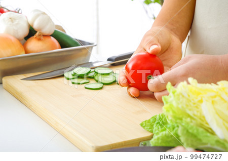 トマトを料理する女性 トマトを料理する女性 99474727