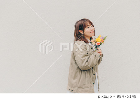 花束を持った女性の写真 99475149