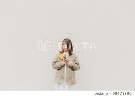 花束を持った女性の写真 花束を持った女性の写真 99475390