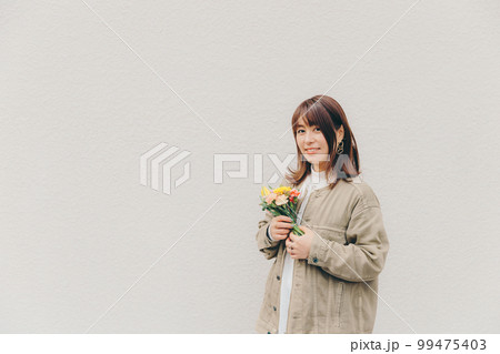 花束を持った女性の写真 99475403