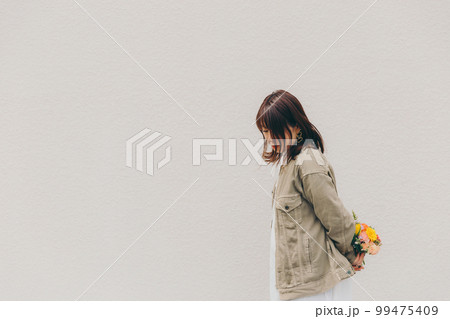 花束を持った女性の写真 99475409