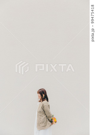 花束を持った女性の写真 99475418
