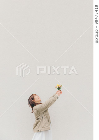 花束を持った女性の写真 花束を持った女性の写真 99475419