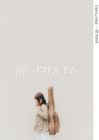 ギターを持った女性の写真 ギターを持った女性の写真 99475461