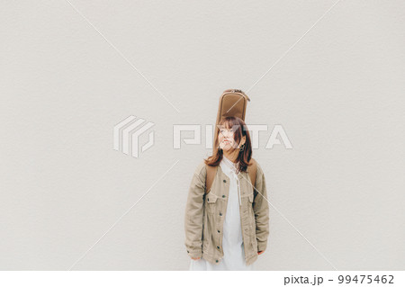 ギターを持った女性の写真 ギターを持った女性の写真 99475462