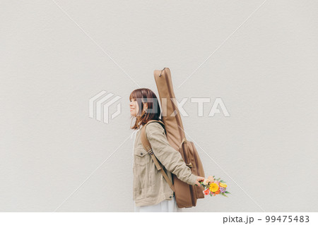 ギターと花束を持った女性の写真 99475483