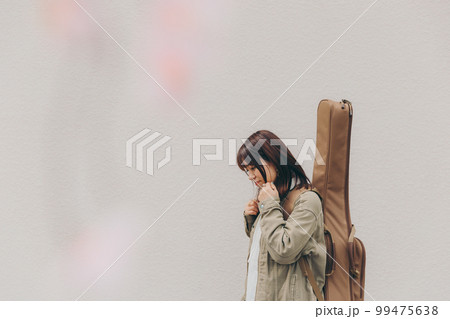ギターを持った女性の写真 ギターを持った女性の写真 99475638