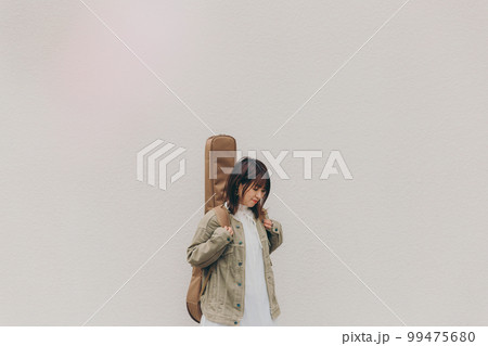 ギターを持った女性の写真 ギターを持った女性の写真 99475680