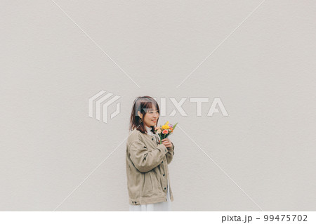 花束を持った女性の写真 花束を持った女性の写真 99475702