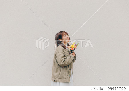 花束を持った女性の写真 花束を持った女性の写真 99475709