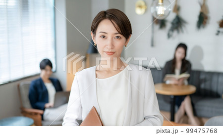ビジネス 女性 笑顔 ビジネス 女性 笑顔 99475768