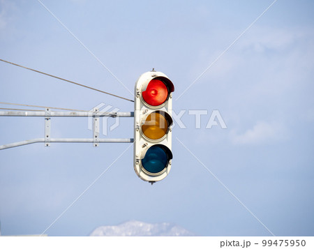 雪が多い地域に多く見られる縦型の信号機。(北海道内にて) 99475950