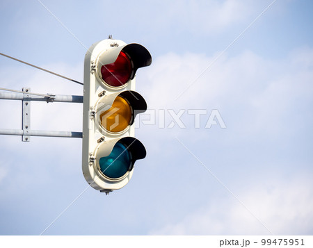 雪が多い地域に多く見られる縦型の信号機。(北海道内にて) 雪が多い地域に多く見られる縦型の信号機。(北海道内にて) 99475951