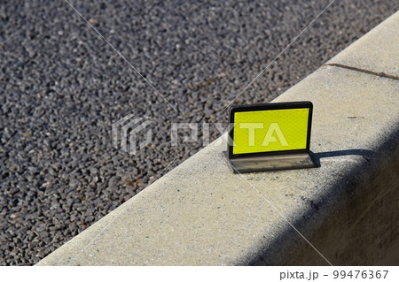 道路の反射板 99476367