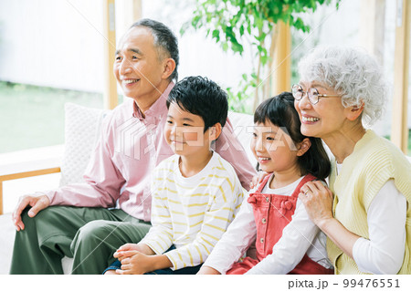 シニア夫婦と孫 99476551