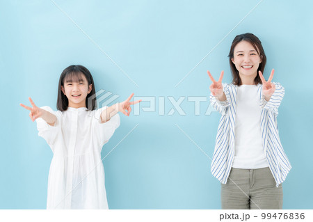 親子 並ぶ ピース 親子 並ぶ ピース 99476836