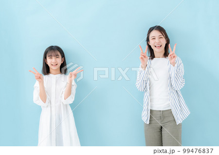 親子 並ぶ ピース 親子 並ぶ ピース 99476837