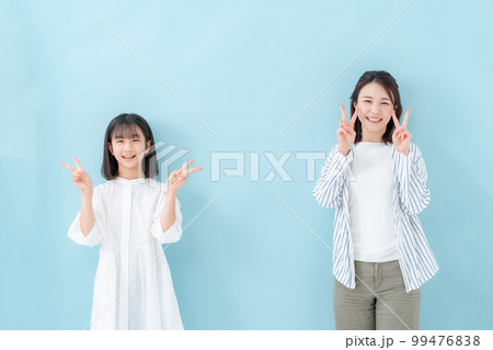 親子　並ぶ　ピース 99476838