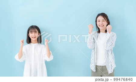 親子 並ぶ ガッツポーズ 親子 並ぶ ガッツポーズ 99476840