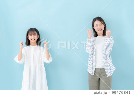 親子　並ぶ　ガッツポーズ 99476841
