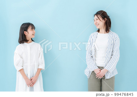 親子 並ぶ 笑顔 親子 並ぶ 笑顔 99476845