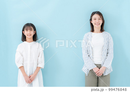 親子　並ぶ　笑顔 99476848