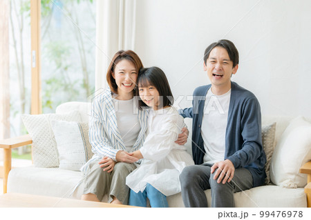 親子　ファミリー　リビング　ソファー 99476978