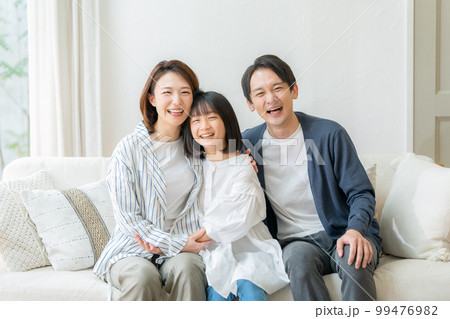 親子　ファミリー　リビング　ソファー 99476982