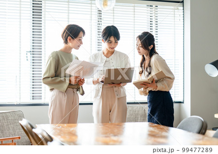 ビジネス 女性 打合せ ビジネス 女性 打合せ 99477289