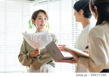 ビジネス　女性　打合せ 99477290