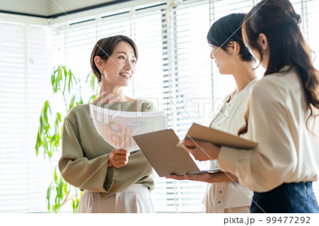ビジネス 女性 打合せ ビジネス 女性 打合せ 99477292