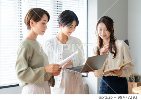 ビジネス　女性　打合せ 99477293