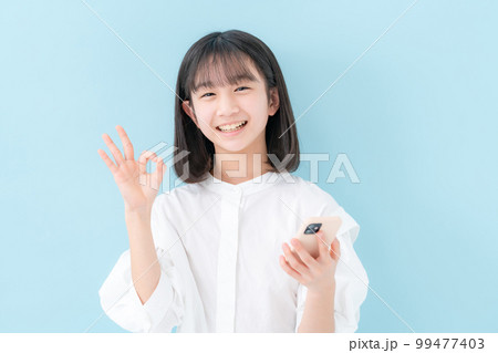 女の子　スマートフォン　OK 99477403