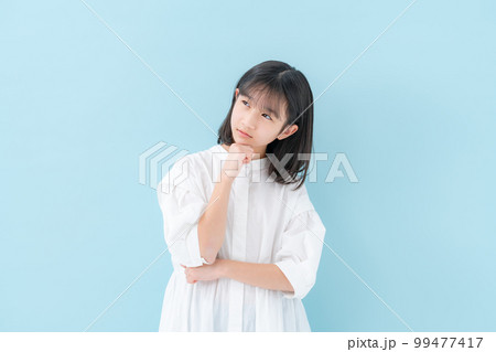女の子 悩む 女の子 悩む 99477417