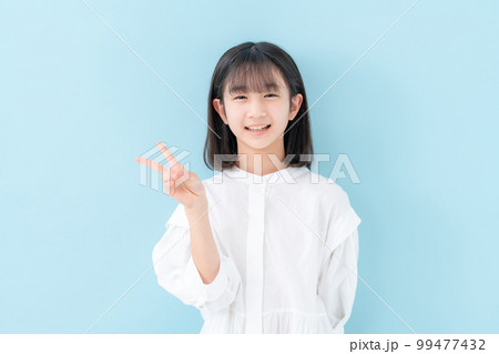 女の子 ピース 女の子 ピース 99477432
