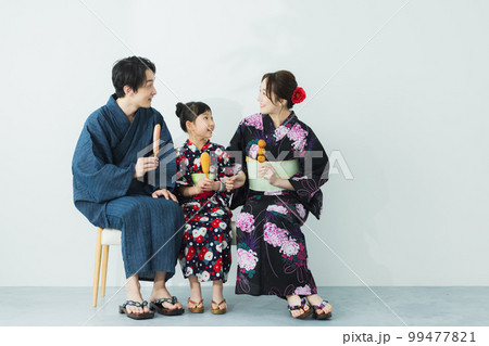 浴衣の小学生の女の子 浴衣の小学生の女の子 99477821