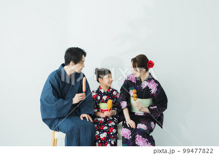 浴衣の小学生の女の子　　  99477822