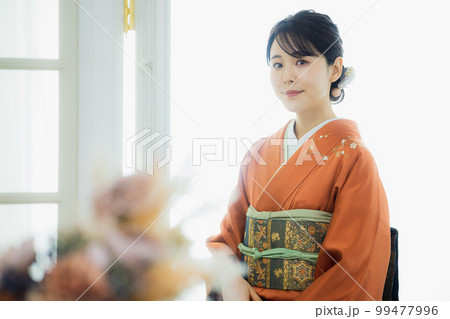 オレンジの訪問着の女性 オレンジの訪問着の女性 99477996