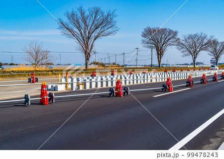 幹線道路の車線を増やす工事 国道17号上武道路上り方向 2023.02 e-2 高彩度コントラスト 幹線道路の車線を増やす工事 国道17号上武道路上り方向 2023.02 e-2 高彩度コントラスト 99478243