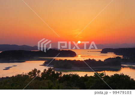 伊勢志摩国立公園あご湾に沈む夕日 Ver3 伊勢志摩国立公園あご湾に沈む夕日 Ver3 99479103