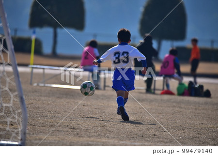 少年サッカー、試合、男の子、後ろ姿 少年サッカー、試合、男の子、後ろ姿 99479140