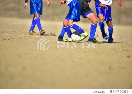少年サッカー、試合、男の子、足元 99479165