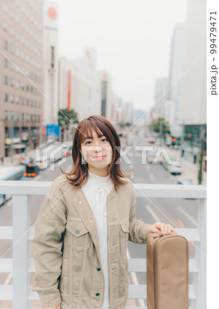 街バックのギターを持った女性の写真 街バックのギターを持った女性の写真 99479471