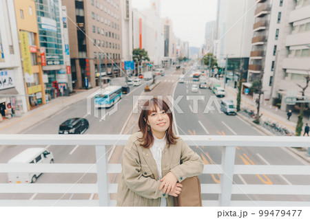 街バックのギターを持った女性の写真 街バックのギターを持った女性の写真 99479477