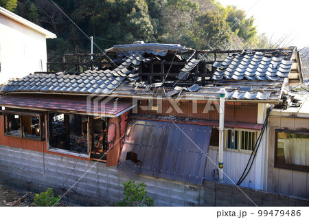 火災で焼けた民家　火事 99479486
